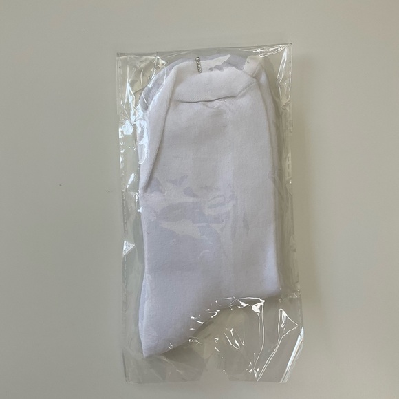 New Poshmark Logo White Crew Socks - Picture 2 of 4